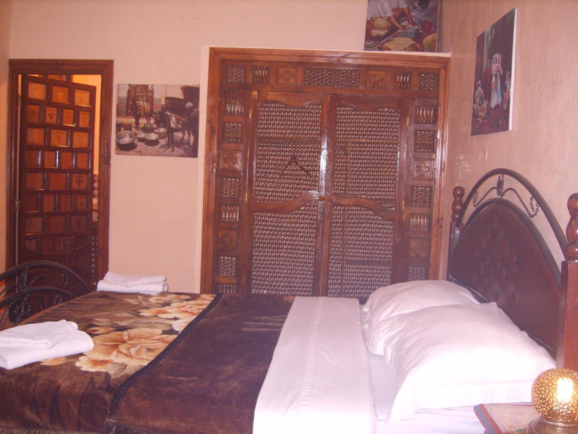 Riad Les Chrifis Navette Aeroport 24 Sur 24 Hotel Fes Room photo